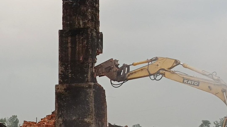 সাভারে অবৈধ ইটভাটা গুঁড়িয়ে দিল প্রশাসন